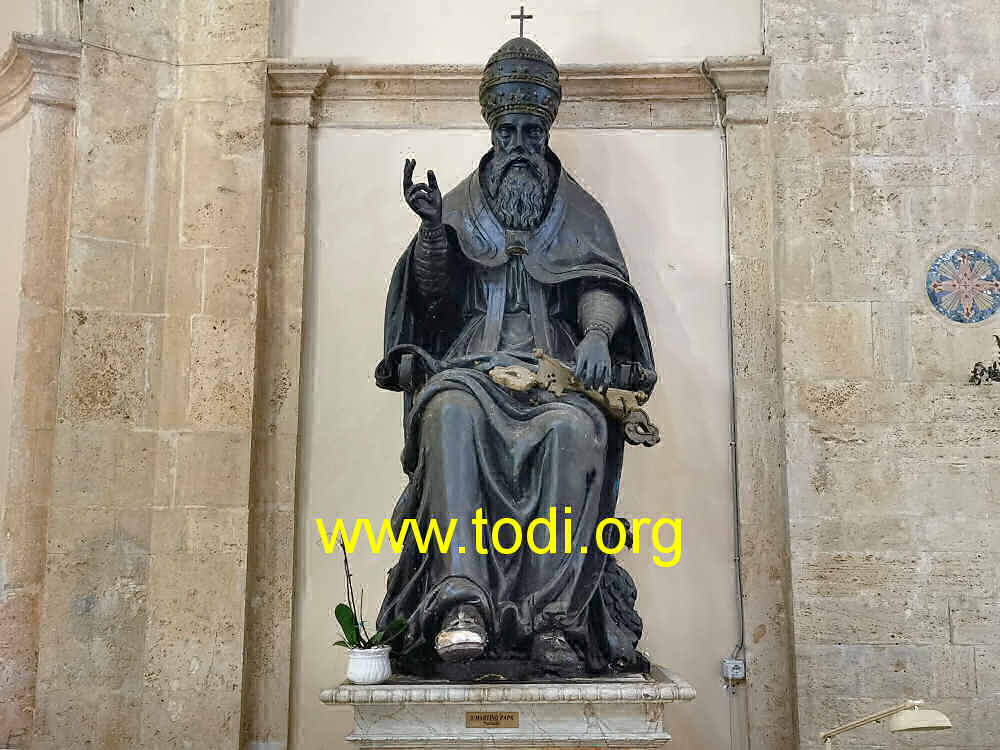 la grande statua in legno di Papa Martino I