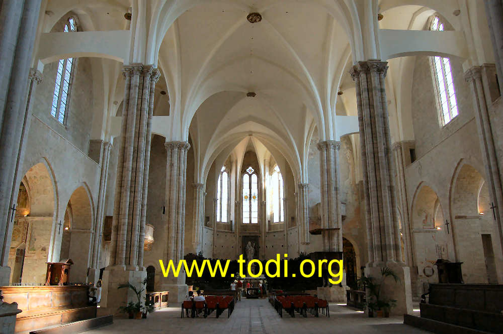 Il tempio di San Fortunato a Todi le tre navate